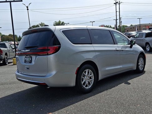 New 2026 Chrysler Pacifica Select image 3