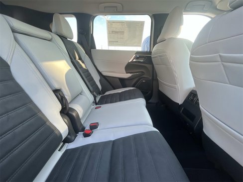 New 2025 Mitsubishi Outlander SE image 16