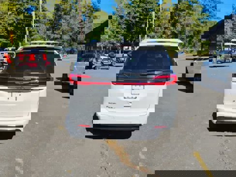 New 2026 Chrysler Pacifica Select image 5
