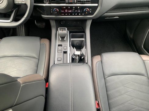 Used 2024 Nissan Pathfinder Platinum image 21