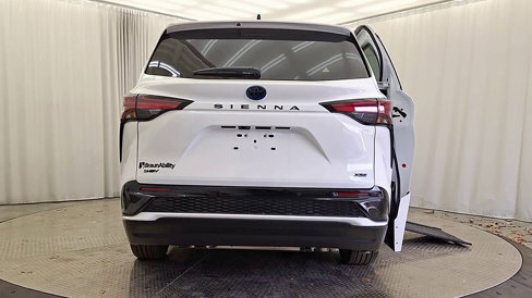 Used 2025 Toyota Sienna XSE image 7