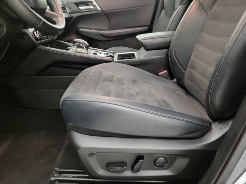 Used 2024 Mitsubishi Outlander SE image 3