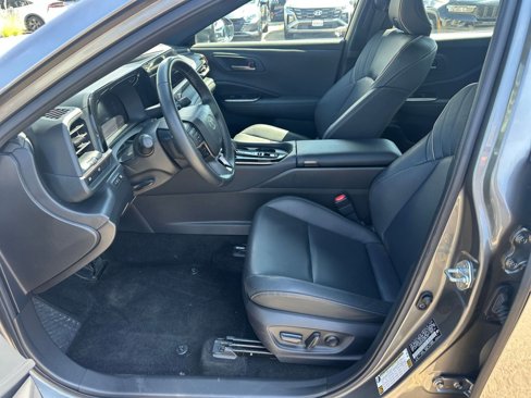 Used 2025 Toyota Crown XLE image 27