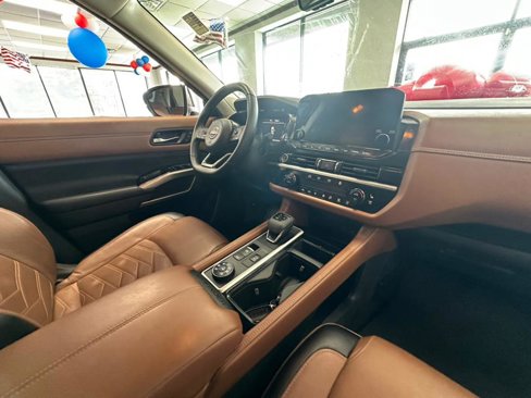 Used 2023 Nissan Pathfinder Platinum w/ Black Appearance Package image 47