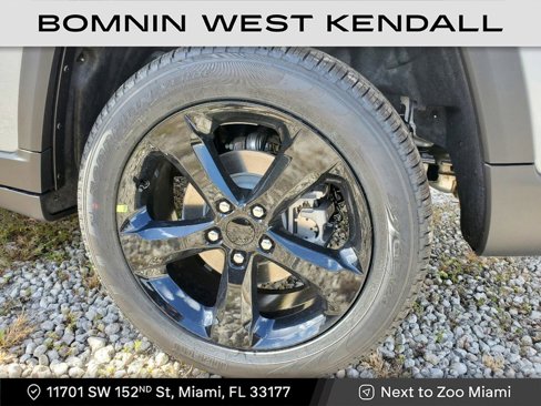 Used 2025 Jeep Grand Cherokee Limited w/ Black Appearance Package image 5