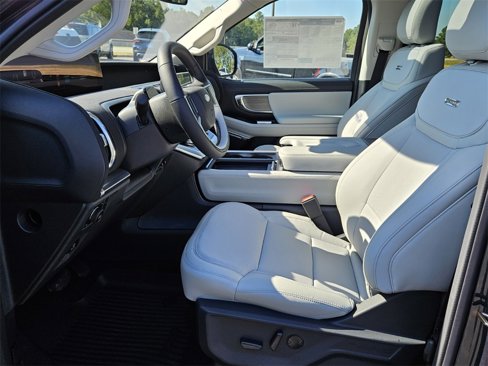 New 2025 Ford Expedition Platinum image 5