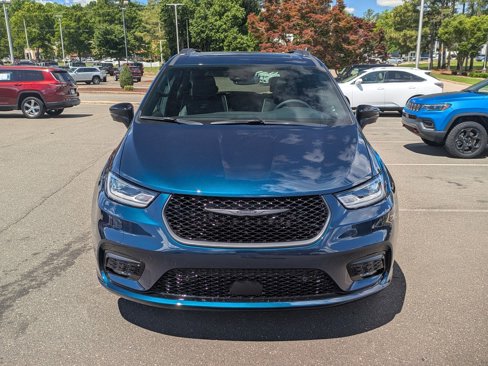 New 2025 Chrysler Pacifica Limited image 2