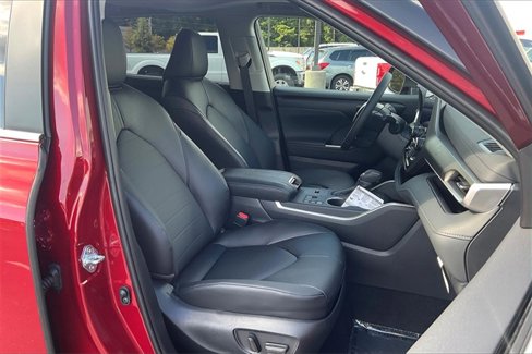 Used 2025 Toyota Highlander XLE image 7
