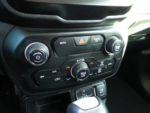 Used 2018 Jeep Renegade Latitude w/ Popular Equipment Group image 18