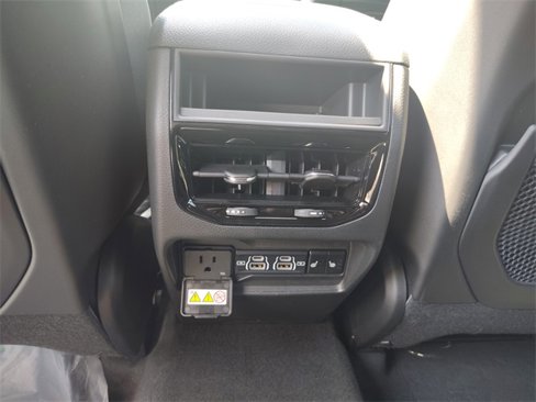New 2025 Jeep Grand Cherokee Limited w/ Luxury Tech Group II image 34