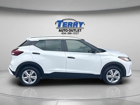 Used 2024 Nissan Kicks S image 1