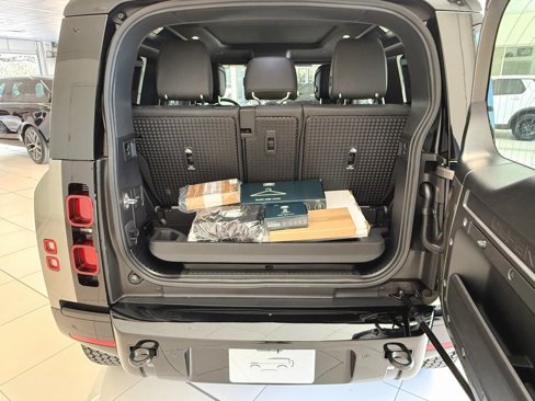 New 2025 Land Rover Defender 90 X-Dynamic SE image 11