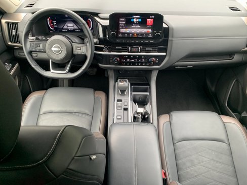 Used 2024 Nissan Pathfinder Platinum image 17