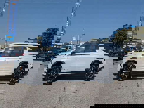 New 2026 Chevrolet Traverse LT w/ Sun and Wheel Package image 5