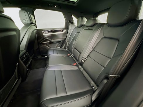 Used 2025 Porsche Cayenne image 24