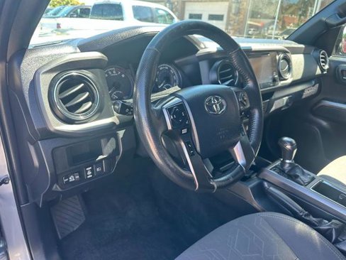 Used 2018 Toyota Tacoma TRD Sport w/ Technology Package image 8