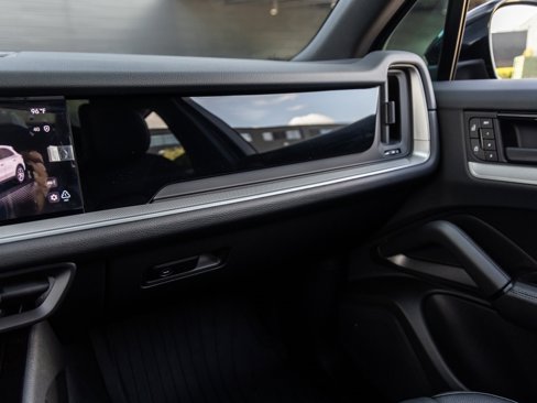 Used 2025 Porsche Cayenne image 29