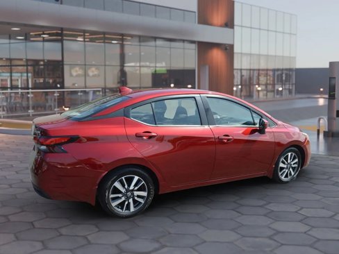 Used 2020 Nissan Versa SV image 7