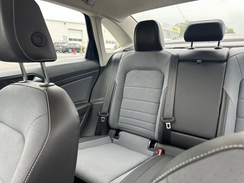 Used 2025 Volkswagen Jetta SE image 38