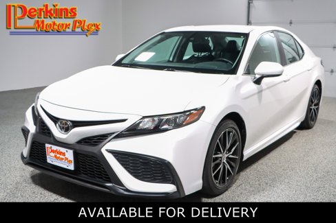 Used 2024 Toyota Camry SE image 1