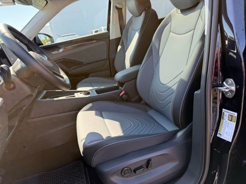 Certified 2025 Volkswagen Tiguan SE image 24