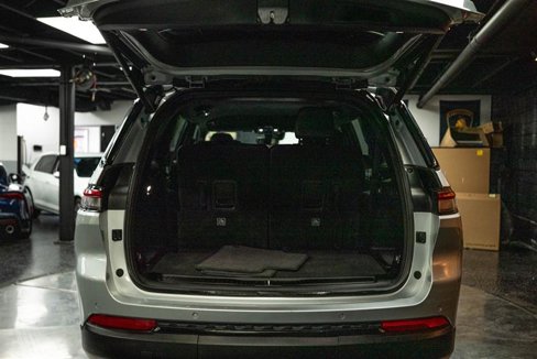 Used 2024 Jeep Grand Cherokee L Laredo image 7