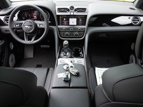 New 2025 Bentley Bentayga image 2