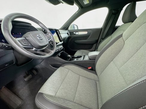 Used 2025 Volvo XC40 B5 Core image 21