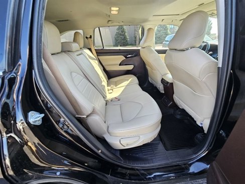 Used 2021 Toyota Highlander XLE image 15