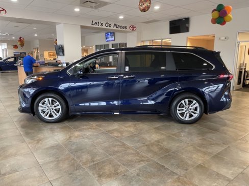 New 2025 Toyota Sienna XLE image 2