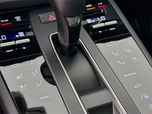 Certified 2024 Porsche Macan image 17