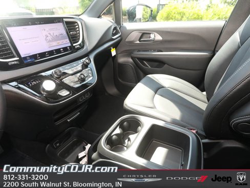 New 2025 Chrysler Voyager LX image 17