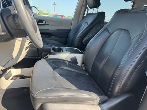Used 2022 Chrysler Pacifica Touring-L image 14