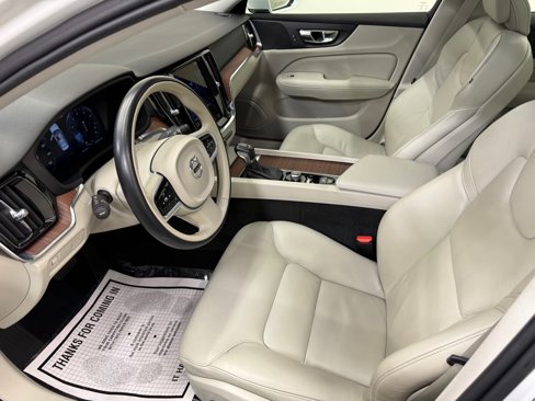 Used 2021 Volvo S60 T6 Momentum image 7