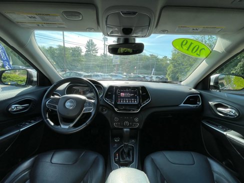 Used 2019 Jeep Cherokee Limited image 18