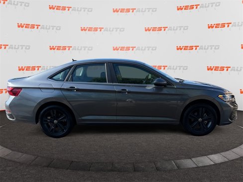 Used 2023 Volkswagen Jetta SE image 6