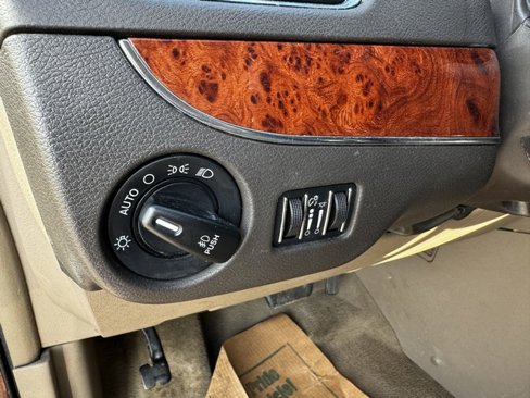 Used 2015 Chrysler Town & Country Touring image 16