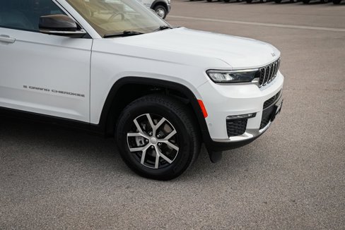 Used 2024 Jeep Grand Cherokee L Limited w/ Luxury Tech Group II image 3