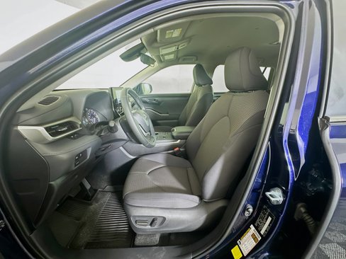 Used 2025 Toyota Highlander LE image 13