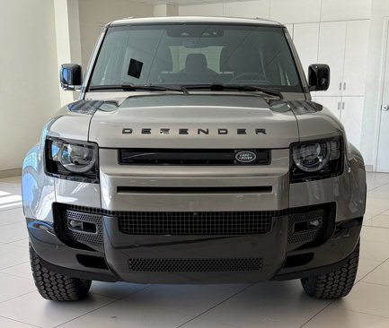 New 2025 Land Rover Defender 90 X-Dynamic SE image 2