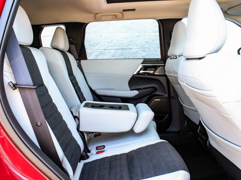 New 2025 Mitsubishi Outlander SE image 39