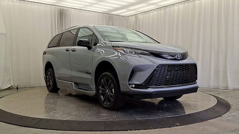 Used 2025 Toyota Sienna XSE image 5