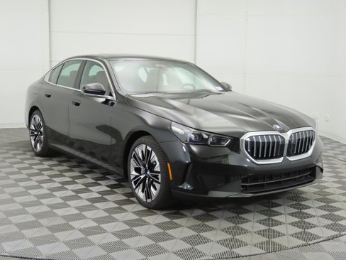 Used 2025 BMW 530i w/ Premium Package image 3