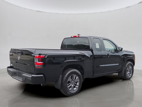 Used 2025 Nissan Frontier SV image 7