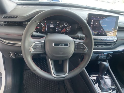 Used 2025 Jeep Compass Trailhawk image 27
