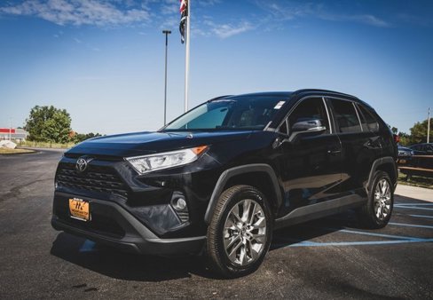 Used 2021 Toyota RAV4 XLE Premium image 17