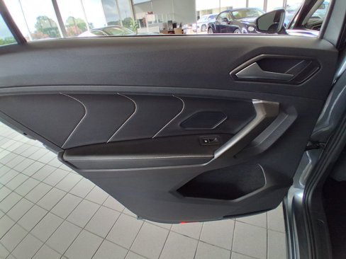 Used 2022 Volkswagen Tiguan SE image 18