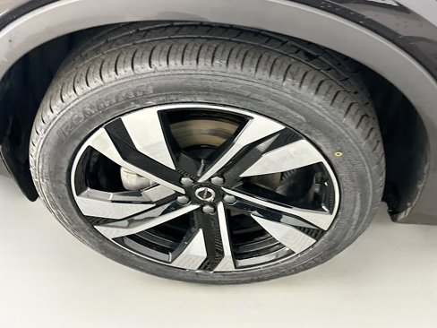 Used 2025 Volvo XC40 B5 Plus image 11