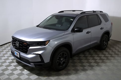 Certified 2025 Honda Pilot TrailSport image 3