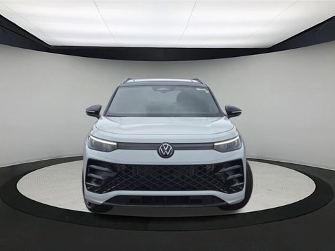 New 2025 Volkswagen Tiguan SE R-Line image 2